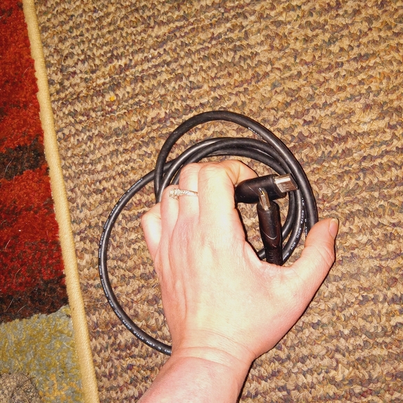 Random cords 1 hdmi long. 1 short hdmi cord. Rca cables.3 circle port. Aux - usb - Picture 7 of 7